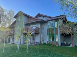Edwards Mountain Chic On River Pool and Hot Tubs，位于爱德华兹的酒店