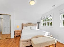 Private 2bdrm unit with ensuite Laundry - U5A，位于伯灵顿的酒店
