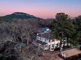 Stone Mountain Manor，位于石头山的酒店