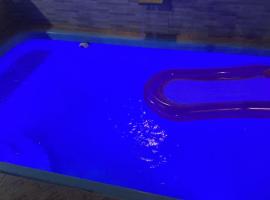 Casa com piscina- condomínio terra mar UNAMAR CABO FRIO，位于Tamoios的酒店