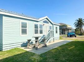 1 Block to Beach -Brand New Modern Tiny Home，位于Bolivar Peninsula的小屋
