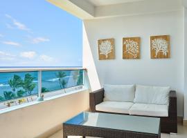 Beachfront Condos Las Olas Sleeps 6，位于La Puntica de Juan Dolio的酒店