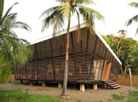 Awarded No Footprint House on Matapalo Beach，位于Savegre的酒店