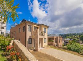 Modern, Spacious, 3BR Hill View Retreat, Central, 24hr Security, Starlink and Solar，位于欧丘里欧的带停车场的酒店