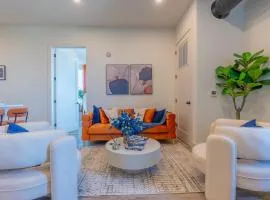 Vibrant Visit near Airport, Free Parking, 2 BR 2 Bath Suite that Sleeps 8, 20 Percent OFF 7 days