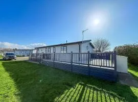 Stunning Lodge With Decking Nearby Hunstanton Beach, Sleeps 6 Ref 23215K