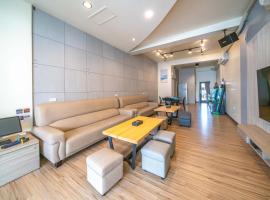 安平-宅17包棟 KTV 民宿 x 户外烤肉區-依人數開放房型，位于台南的酒店