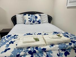 Luxury Basement-Private Bdr & Bathroom with free parking In Toronto，位于多伦多的酒店