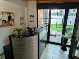 HOSTAL D'ANNUNZIO HOUSe，位于切萨诺博斯科内的酒店
