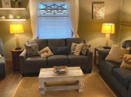 WALNUT Beautiful 3 bedrooms house 1 mile from the falls!，位于尼亚加拉瀑布的带停车场的酒店
