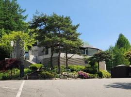 Yang Pyeong HOUSE OF MIND pension，位于杨平郡的酒店