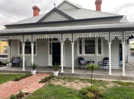 Daisy Cottage, 4 bedrooms, close to CBD，位于Golden Square的酒店
