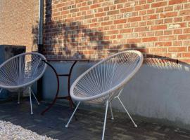 The Conservatory a cosy private attic - Central between Ghent Antwerp Brussels & Brugge，位于洛克伦的酒店