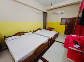SAlBALA LODGE - AC ROOMS WITH COOKING FACILITIES Near CMC，位于韦洛尔的酒店