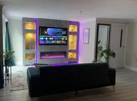The Exclusive Jacuzzi Apartment with Fireplace & Parking