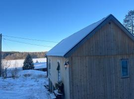 Guest house and sauna with lake view，位于Bergshamra的酒店