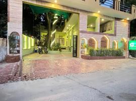 Green Hub-Pool Villa with Nature，位于布什格尔的酒店