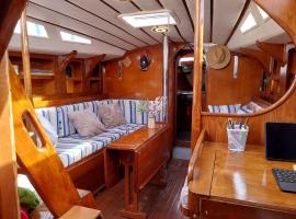 Magic Yacht Experience Elegance Inside And Out，位于比利亚努埃瓦-赫尔特鲁的酒店