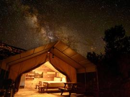 Glamping Tent #10 with Heat AC and Private Bath，位于奥德维尔的酒店