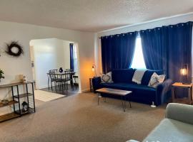 Downtown Blue Room at Villages on Aurora，位于艾恩伍德的酒店