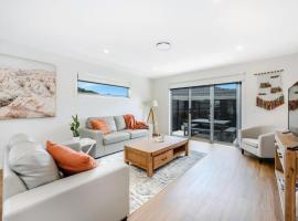 Modern New Villa 8-Walk to shops-10min Airport-CBD，位于Warrane的酒店
