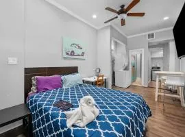 Modern & Chic Montrose Studio - Prime Location & Free Parking