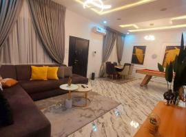 3Bed Profssnal & Family Friendly with Swimming pool, Work Stns, PS5, Gym & near Beaches，位于拉各斯的酒店