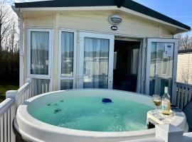 Holiday Home with Private Hot Tub，位于本布里奇的酒店