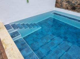 Piscina Interior aquecida - Monte Cimeiro e Casitas da Eira - Casa da Ti Carminha，位于马桑的酒店