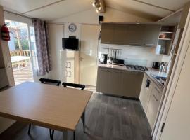 Les mobil homes de NOLY, 1 Place adulte Réserve Africaine de Sigean gratuite，位于拉努韦勒港的露营地
