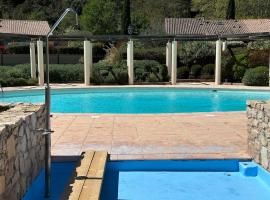 Compact vacation house in Vidauban，位于维多邦的酒店