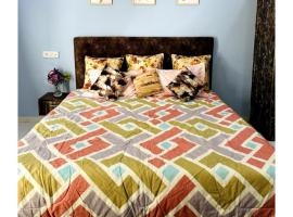 Spacious Green Oasis Stay, Narmada Villa，位于印多尔的酒店