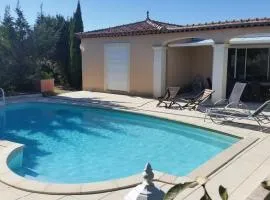 VILLA AVEC PISCINE au calme !