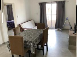 "Temporarios Donbasi" departamentos 3 ambientes con cochera，位于Lanús的酒店