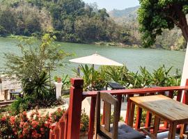 Nam ou view villa，位于Nongkhiaw的带停车场的酒店