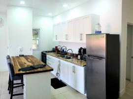 West End Condo Near Beaches and Diving，位于西区的酒店