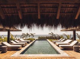 Casa de Mayo A Luxury Beachfront Villa in Mexico with Private Pool and Beach Access，位于马祖特的酒店