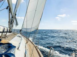 Rent a Cabin on a Sailing Yacht!，位于普拉的酒店