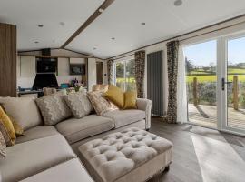 Peaceful Lake Retreat - Fishing Lakes, Heated Outdoor Swimming Pool 500yrds on Sister Park , Pool Open April to September，位于埃克塞特的酒店