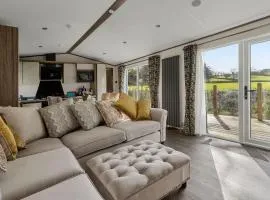 Peaceful Lake Retreat - Fishing Lakes, Heated Outdoor Swimming Pool on Sister Park 500yds - Shorts Stays UK