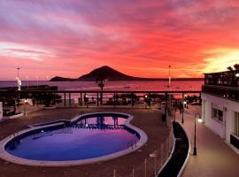 Stunning front line penthouse sea and pool，位于厄尔梅达诺的酒店