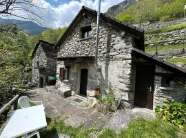 Rustic on the Verzasca River，位于Corippo的木屋