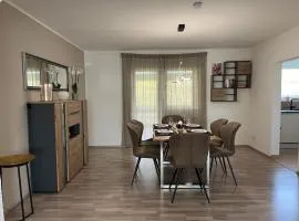 Saravica- moderne Wohnung mit Terrasse und Parkplatz