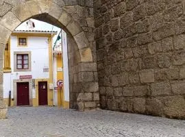 A Casinha do Arco, Porta da Vila