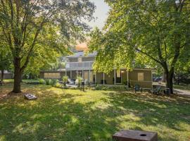 Sister Lakes Lakeside House - Sleeps 16，位于Dowagiac的酒店