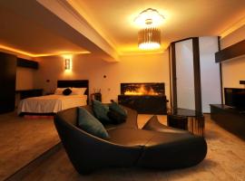 OLGA Luxury Suite I 5 min from airport I central location I traditional village，位于卢加的酒店
