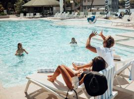 Novotel Sunshine Coast Resort，位于双水域的带按摩浴缸的酒店
