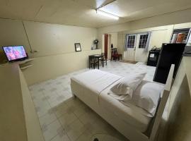 Old Town Studio with Separate Affiliated Pool House，位于Old Towne的酒店