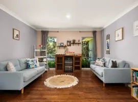 Spacious 5-Bed Retreat with Hot Tub & Pool