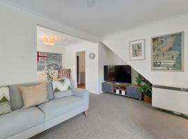 6 Beds 2 Bathrooms Private Holiday Home，位于阿卡罗阿的酒店